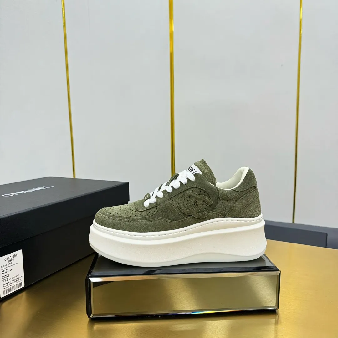 👟👟Ex-factory price 600👟👟 Upgraded version, upgraded version, upgraded version! No rebuttal accepted! ! ! ! Chanel Chanel panda shoes! 2025 counter's top casual sports shoes. This classic design; the upper is electro-embroidered with a variety of techniques; the outsole is fashionable and sporty; the unusual inclusion of a variety of color matching elements... The diversified mix and match is very good-looking and versatile, and can be used for leisure, fashion, sports, and outdoor... ꫛꫀꪝ Go➫ Materials: ❶Upper made of: original imported first-layer silk cowhide + original waterproof cloth + original first-layer cowhide ❷Inner lining: Original Yangli+Net ❸Outsole based on: Original TPU combination outsole Counter boutique packaging complete set for women 35–41 👉 👉